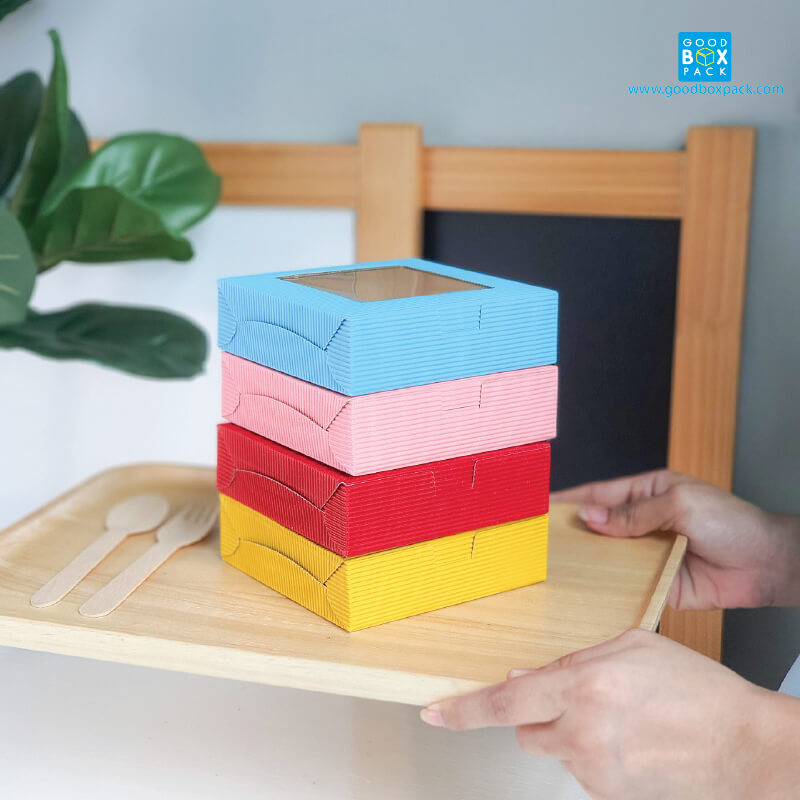 กล่องบราวนี่ 4 ชิ้น ลูกฟูกโชว์ลอน 12x12x3.5 cm